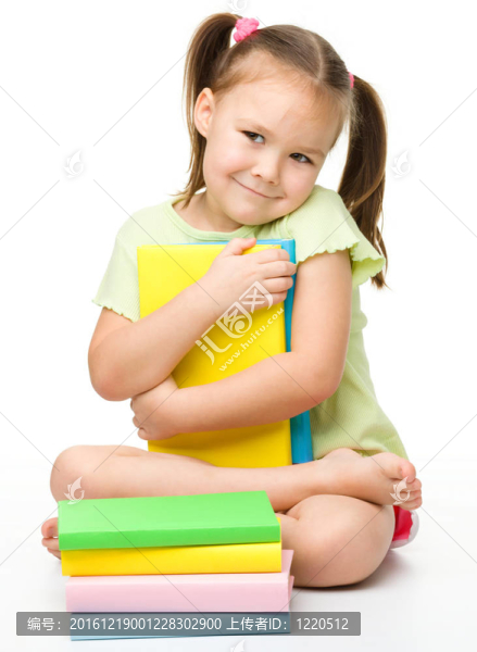 可愛的小女孩與書籍