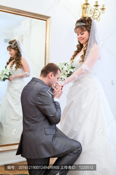 年輕的婚禮俄羅斯夫婦。新郎新娘的親吻手