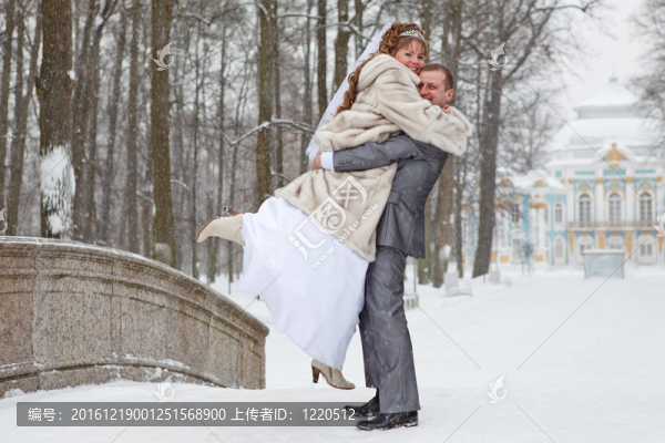 年輕的婚禮高加索夫婦擁抱在雪地公園。俄羅斯的冬季