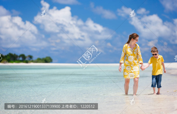 母親和兒子在海灘