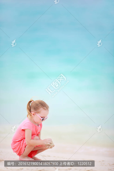 海灘上的小女孩