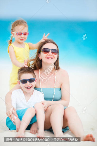 海灘上的媽媽和孩子們