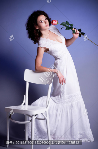 穿復(fù)古婚紗的年輕女人