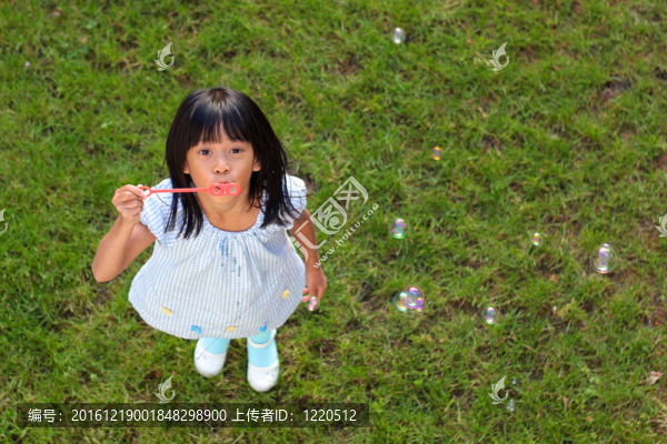 亞洲小女孩吹泡泡