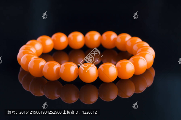 黑色背景的橙色珠子項(xiàng)鏈