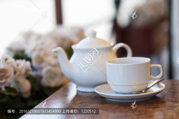 桌上白杯子
