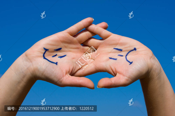 天空中的手掌是相連的