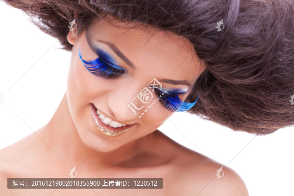 化妝美的年輕女性