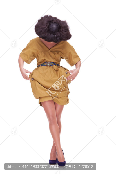 美麗的女人雙手在臀部向下看