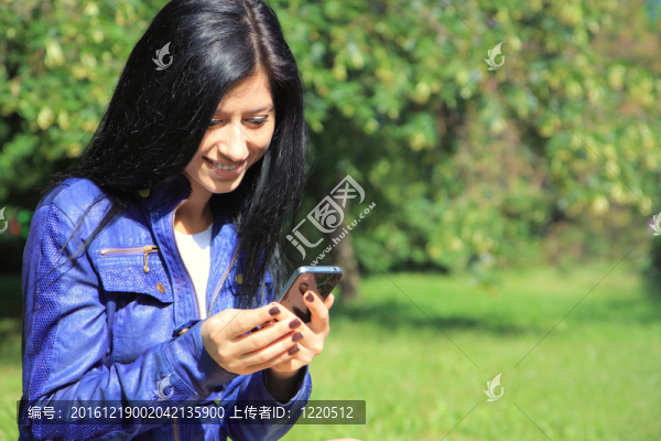 年輕女子看手機。