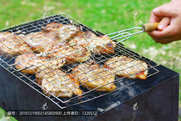 在燒烤牛排