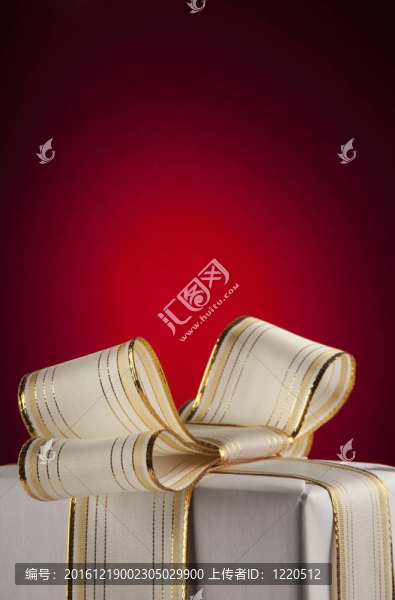 帶蝴蝶結(jié)的白色禮品盒