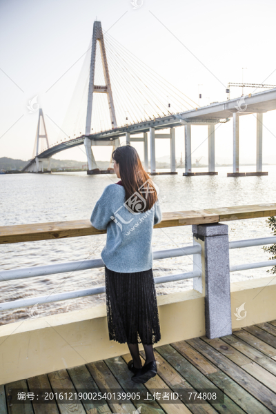 女人面朝大海背影