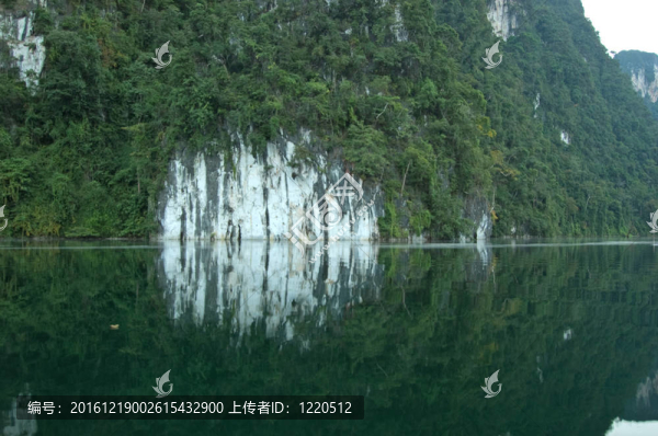 泰國南部水上山地反射。