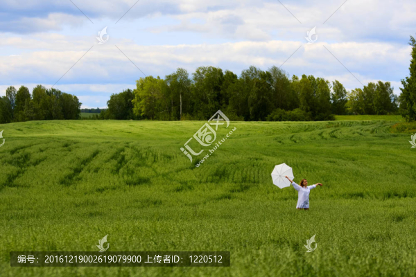 田野中的年輕女子