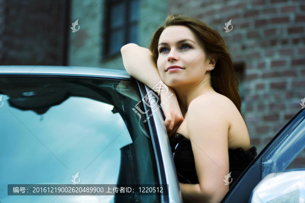 快樂的年輕女子與汽車