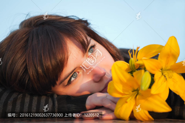 黃色百合花的年輕女子