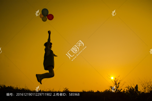 美女跳躍剪影