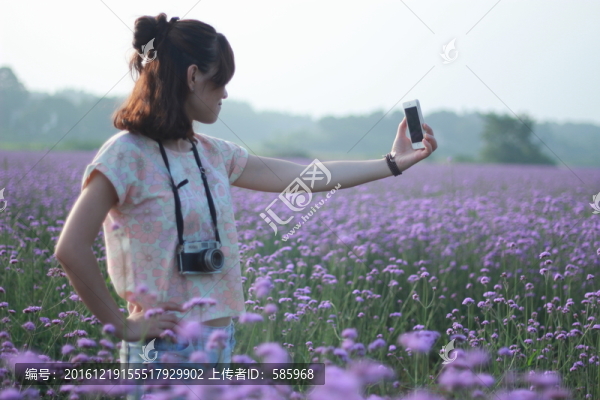 美女手機(jī)自拍