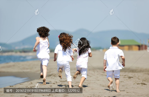 快樂兒童組在海灘上玩耍