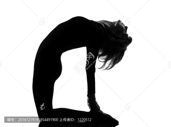 駱駝形駱駝式瑜伽的女人