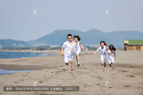 快樂兒童組在海灘上玩耍