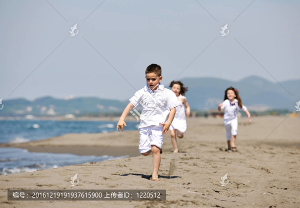 快樂兒童組在海灘上玩耍