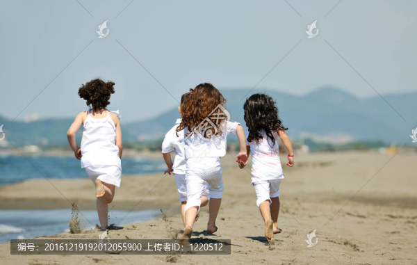快樂兒童組在海灘上玩耍