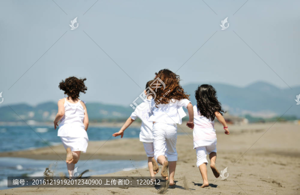 快樂兒童組在海灘上玩耍