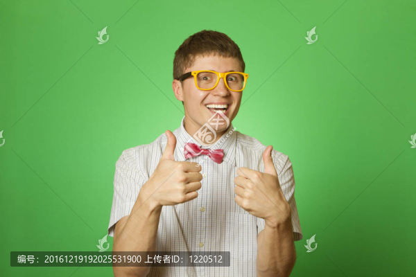 快樂的年輕人豎起大拇指