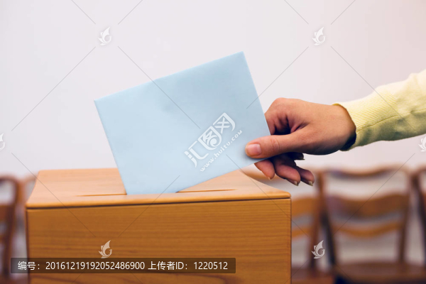 婦女在選舉中用選票和投票箱