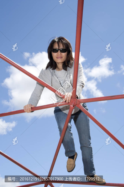 女人反對藍天。