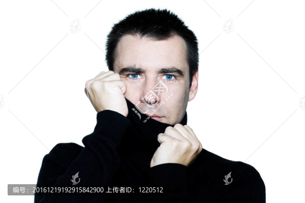 男人躲在烏龜脖子后面