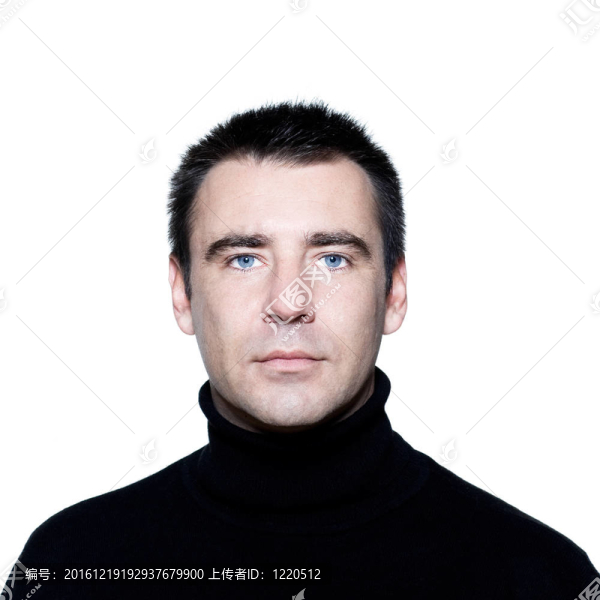 英俊的白人男子藍(lán)色眼睛認(rèn)真肖像