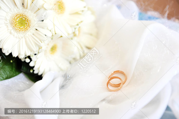 白色非洲菊和結(jié)婚戒指