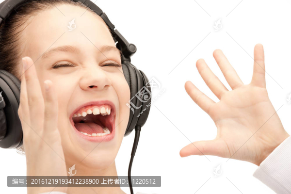 快樂的少女在大耳機