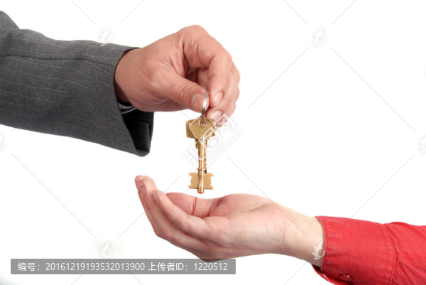 商人遞鑰匙給女人手