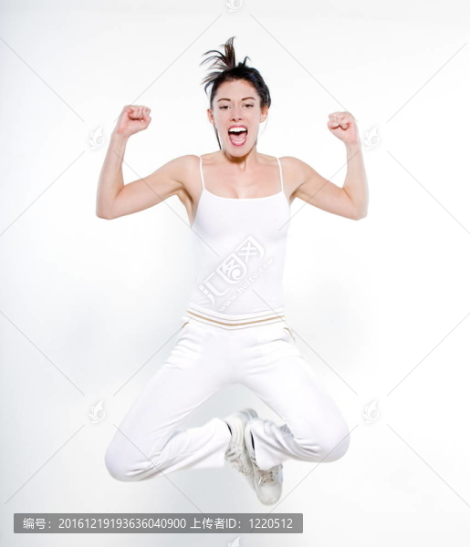 美麗的年輕女子在工作室孤立的白色背景做她的鍛煉