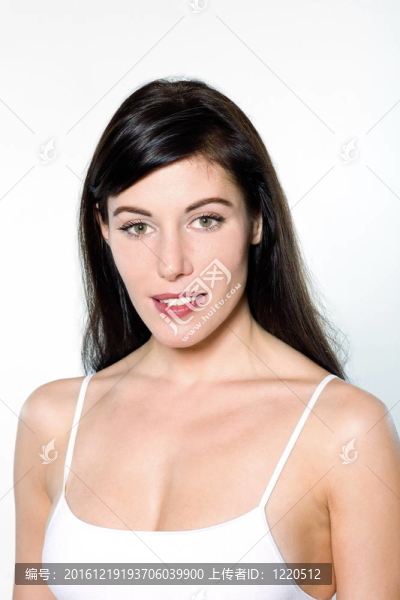 美麗的年輕女子肖像在訓練運動服在工作室白色孤立的背景