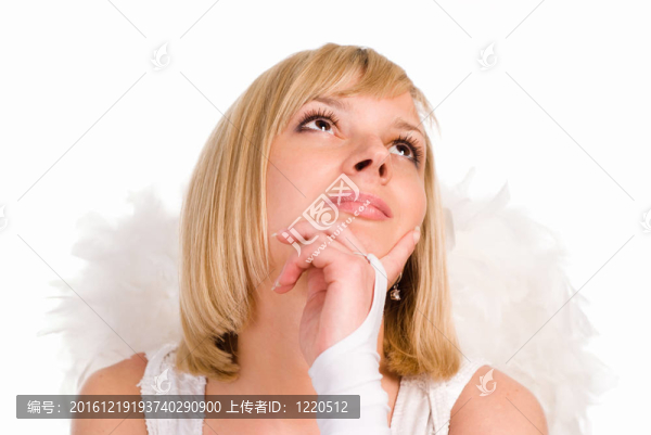 漂亮的天使在地板上