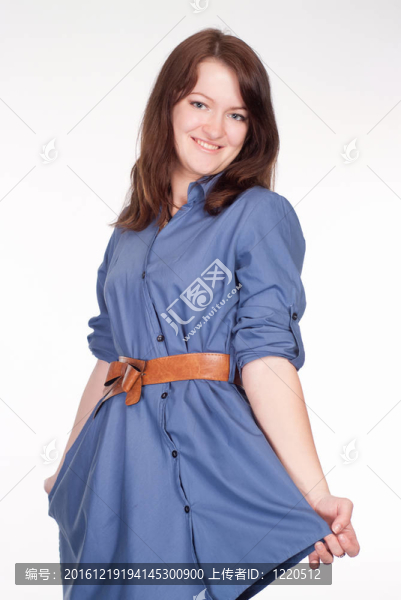 穿藍色連衣裙的女孩