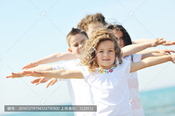 快樂兒童組在海灘上玩耍
