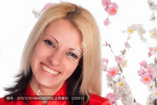 可愛的女孩微笑