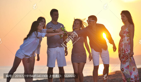 一群年輕人在海邊享受夏季派對