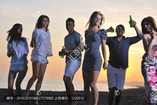 一群年輕人在海邊享受夏季派對