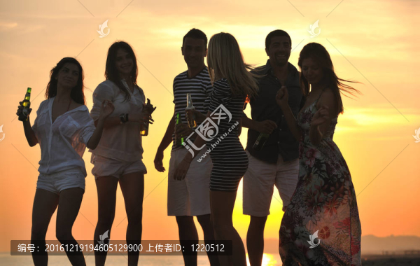 一群年輕人在海邊享受夏季派對
