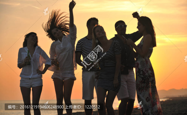 一群年輕人在海邊享受夏季派對(duì)