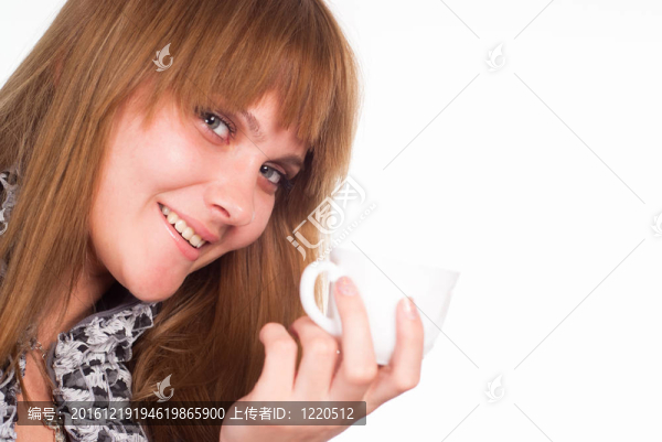 抱著杯子的女孩