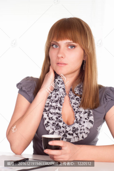 漂亮的女孩在桌子上