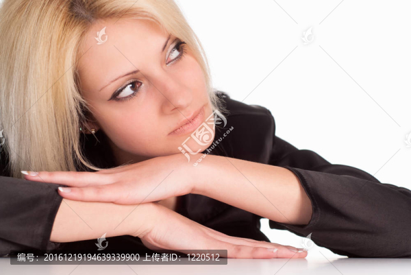 美麗的女孩說謊
